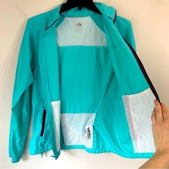 The North Face Women’s Running windbreaker Jacket, water resistant outer shell - Picture 4 of 10